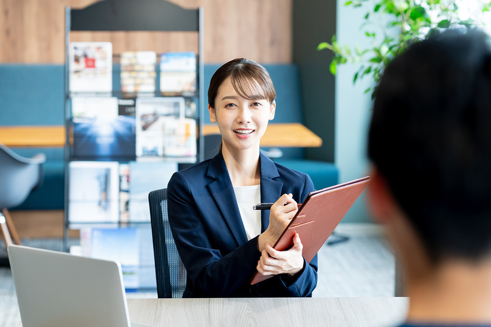 静岡市・富士市・沼津市の結婚式プロデュースと無料式場紹介の「はなといろ」の新郎新婦とプランナーの打ち合わせ風景