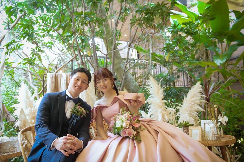 結婚式場無料紹介はなといろのフォトウエディングと会食の記念写真