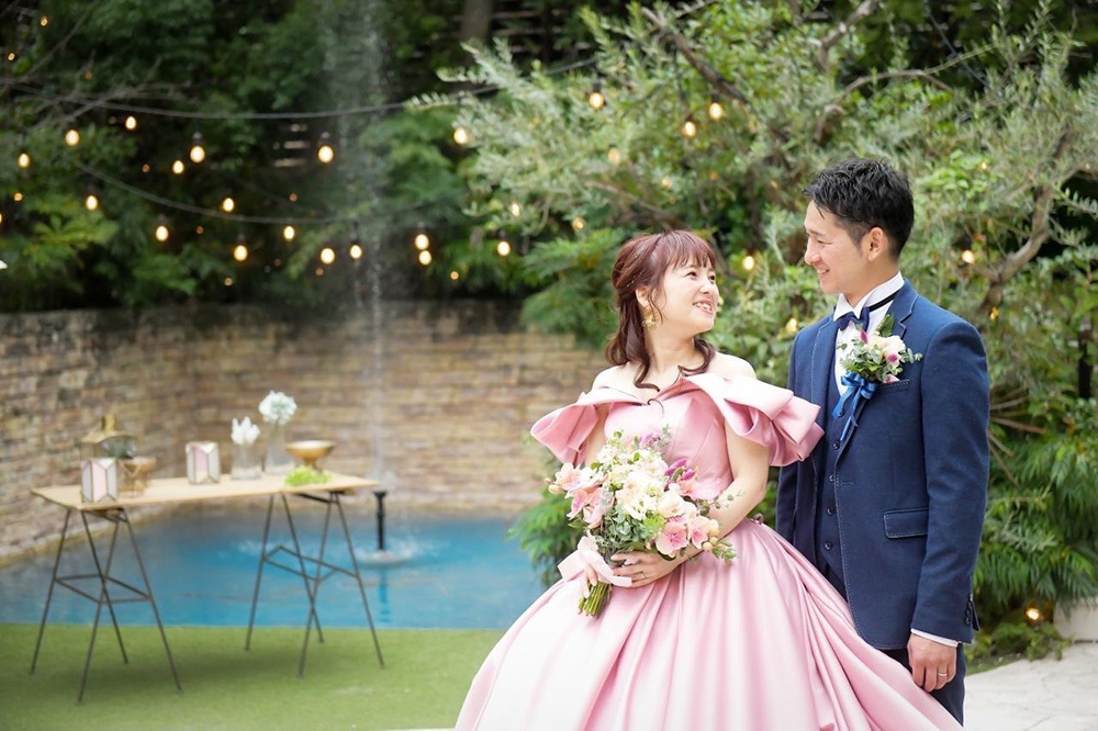 結婚式場無料紹介はなといろのフォトウエディングと会食の記念写真