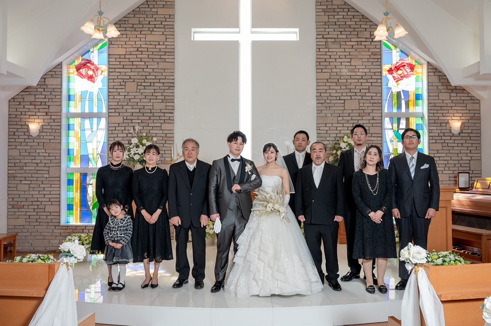 結婚式場無料紹介はなといろのフォトウエディングと会食の記念写真