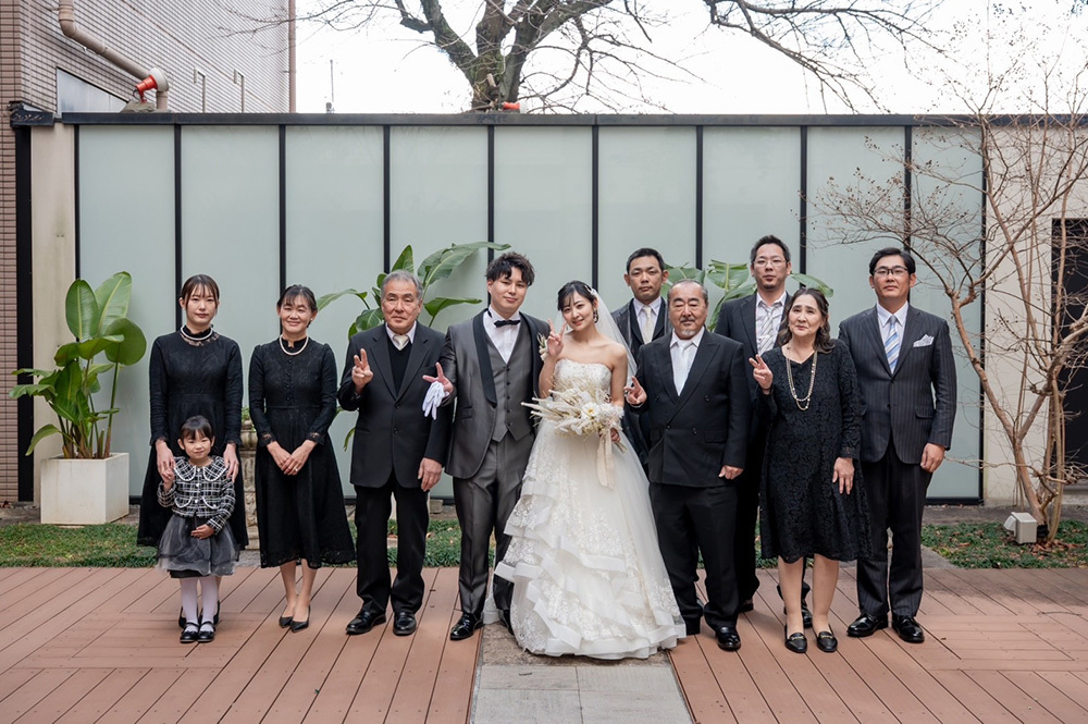 結婚式場無料紹介はなといろのフォトウエディングと会食の記念写真